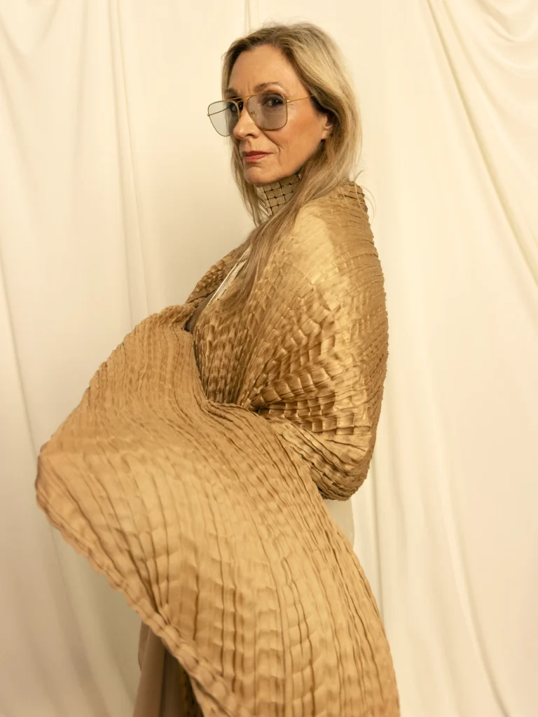 imagen de chal thea dorado de martina maletti