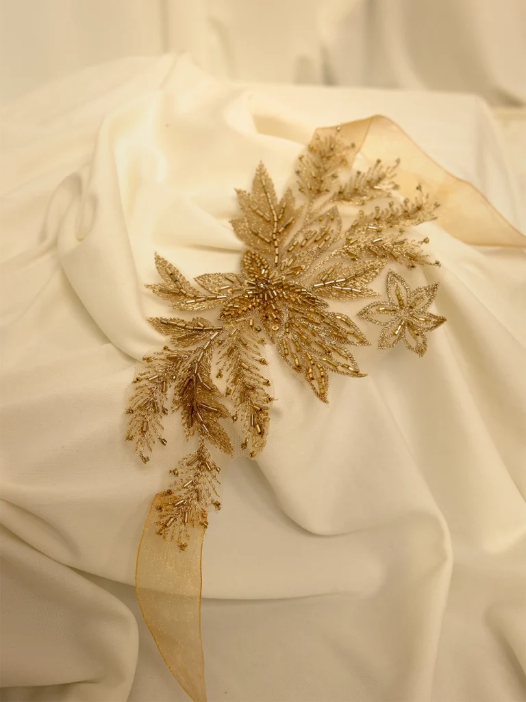 imagen del choker de pedrería flor